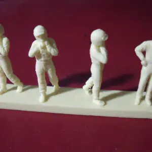 4 FIGURINES 1/43 SET 50 PILOTES 1966 CASQUES AVEC LUNETTES VROOM SPARK