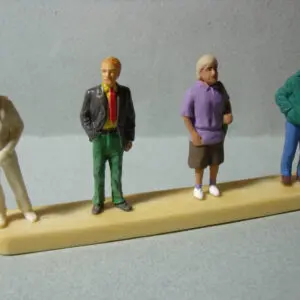 4 FIGURINES 1/43 SET 66 VIE URBAINE PASSANTS VROOM A PEINDRE