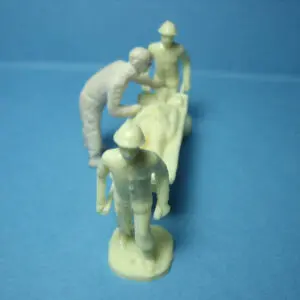 4 FIGURINES 1/50 SET 170 POMPIERS EN MISSION VROOM A PEINDRE NO 1/43