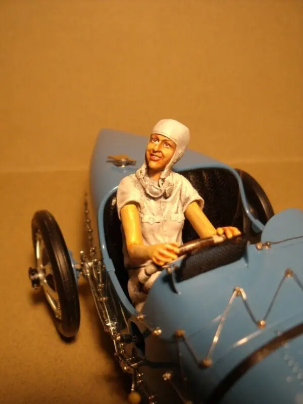 FIGURINE 1/18 BUGATTI GIRL HELLE NICE DRIVING VROOM NOT PEINT FOR CMC