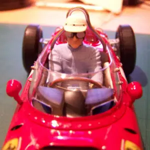 FIGURINE 1/18 PHIL HILL DRIVING VROOM NOT PEINT FOR FERRARI 156 CMR CMC