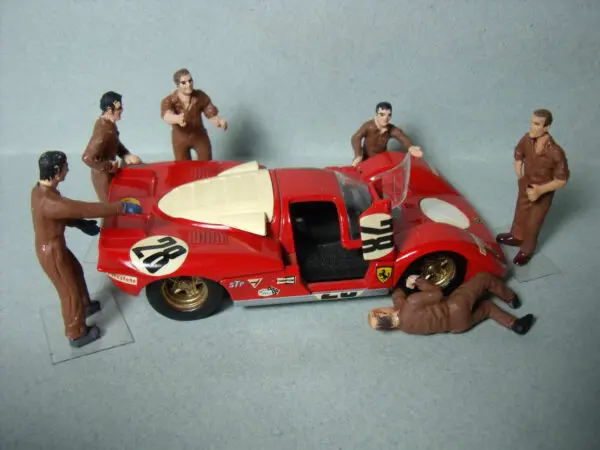 FIGURINES 1/43 SET 100 MECANOS FERRARI LE MANS 70 VROOM NOT PEINT SPARK